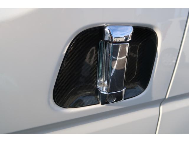 ハイエースバン スーパーＧＬ　ダークプライム　前席レカロシート　ベッドキット　フルセグナビ　フロント＆サイド＆バックカメラ　ＦＯＣＡＬスピーカー　ＭＴＳ２０インチ＆エアロ　３インチダウン　センター２本出しマフラー　カーボンリアスポイラー（61枚目）