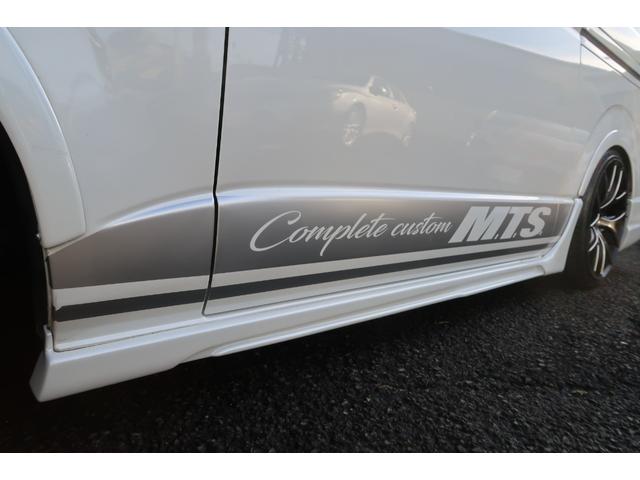 ハイエースバン スーパーＧＬ　ダークプライム　前席レカロシート　ベッドキット　フルセグナビ　フロント＆サイド＆バックカメラ　ＦＯＣＡＬスピーカー　ＭＴＳ２０インチ＆エアロ　３インチダウン　センター２本出しマフラー　カーボンリアスポイラー（65枚目）