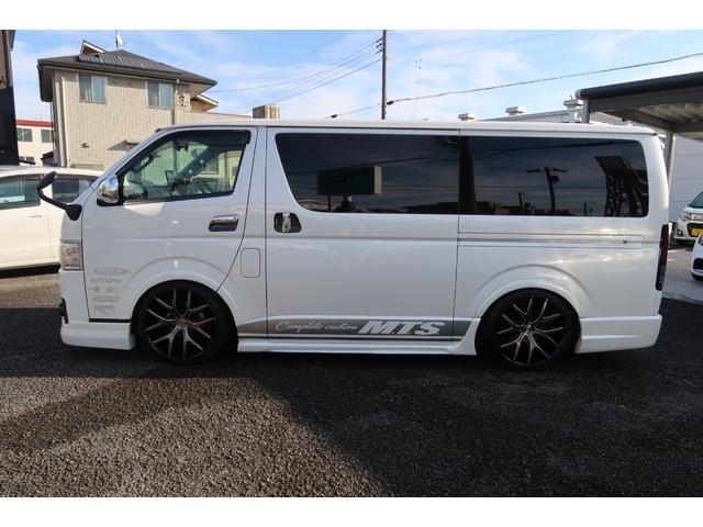 ハイエースバン スーパーＧＬ　ダークプライム　前席レカロシート　ベッドキット　フルセグナビ　フロント＆サイド＆バックカメラ　ＦＯＣＡＬスピーカー　ＭＴＳ２０インチ＆エアロ　３インチダウン　センター２本出しマフラー　カーボンリアスポイラー（66枚目）