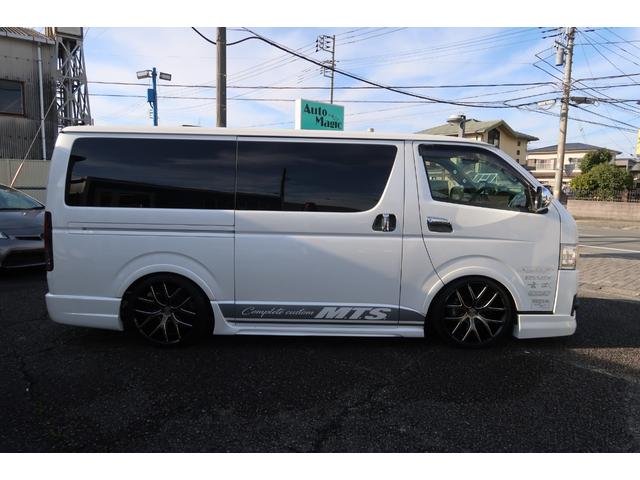 ハイエースバン スーパーＧＬ　ダークプライム　前席レカロシート　ベッドキット　フルセグナビ　フロント＆サイド＆バックカメラ　ＦＯＣＡＬスピーカー　ＭＴＳ２０インチ＆エアロ　３インチダウン　センター２本出しマフラー　カーボンリアスポイラー（67枚目）