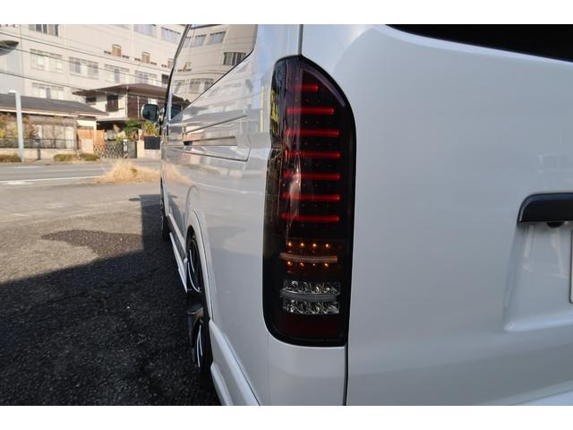 ハイエースバン スーパーＧＬ　ダークプライム　前席レカロシート　ベッドキット　フルセグナビ　フロント＆サイド＆バックカメラ　ＦＯＣＡＬスピーカー　ＭＴＳ２０インチ＆エアロ　３インチダウン　センター２本出しマフラー　カーボンリアスポイラー（68枚目）