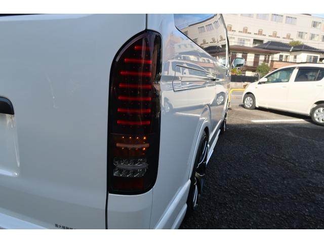ハイエースバン スーパーＧＬ　ダークプライム　前席レカロシート　ベッドキット　フルセグナビ　フロント＆サイド＆バックカメラ　ＦＯＣＡＬスピーカー　ＭＴＳ２０インチ＆エアロ　３インチダウン　センター２本出しマフラー　カーボンリアスポイラー（69枚目）