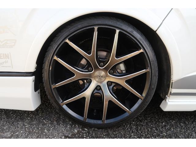 ハイエースバン スーパーＧＬ　ダークプライム　前席レカロシート　ベッドキット　フルセグナビ　フロント＆サイド＆バックカメラ　ＦＯＣＡＬスピーカー　ＭＴＳ２０インチ＆エアロ　３インチダウン　センター２本出しマフラー　カーボンリアスポイラー（70枚目）