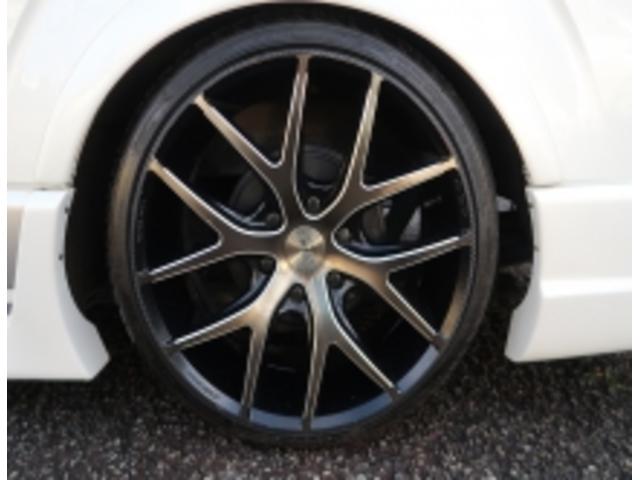 ハイエースバン スーパーＧＬ　ダークプライム　前席レカロシート　ベッドキット　フルセグナビ　フロント＆サイド＆バックカメラ　ＦＯＣＡＬスピーカー　ＭＴＳ２０インチ＆エアロ　３インチダウン　センター２本出しマフラー　カーボンリアスポイラー（71枚目）