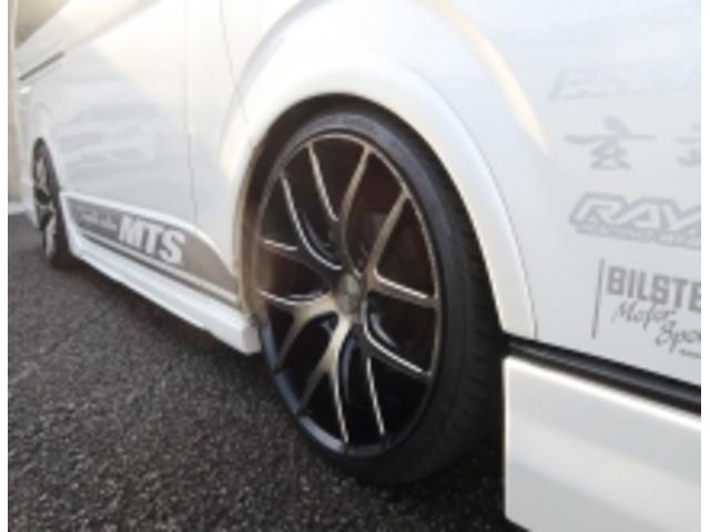 ハイエースバン スーパーＧＬ　ダークプライム　前席レカロシート　ベッドキット　フルセグナビ　フロント＆サイド＆バックカメラ　ＦＯＣＡＬスピーカー　ＭＴＳ２０インチ＆エアロ　３インチダウン　センター２本出しマフラー　カーボンリアスポイラー（72枚目）