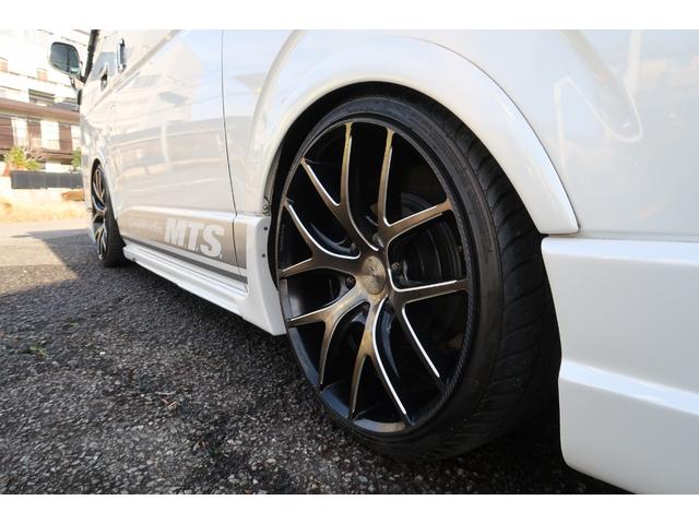 ハイエースバン スーパーＧＬ　ダークプライム　前席レカロシート　ベッドキット　フルセグナビ　フロント＆サイド＆バックカメラ　ＦＯＣＡＬスピーカー　ＭＴＳ２０インチ＆エアロ　３インチダウン　センター２本出しマフラー　カーボンリアスポイラー（74枚目）