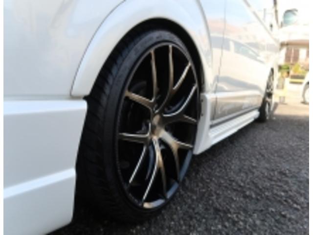 ハイエースバン スーパーＧＬ　ダークプライム　前席レカロシート　ベッドキット　フルセグナビ　フロント＆サイド＆バックカメラ　ＦＯＣＡＬスピーカー　ＭＴＳ２０インチ＆エアロ　３インチダウン　センター２本出しマフラー　カーボンリアスポイラー（75枚目）