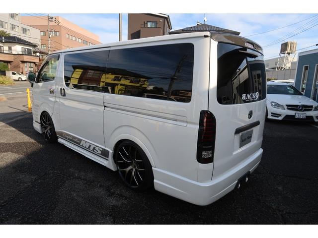 ハイエースバン スーパーＧＬ　ダークプライム　前席レカロシート　ベッドキット　フルセグナビ　フロント＆サイド＆バックカメラ　ＦＯＣＡＬスピーカー　ＭＴＳ２０インチ＆エアロ　３インチダウン　センター２本出しマフラー　カーボンリアスポイラー（78枚目）