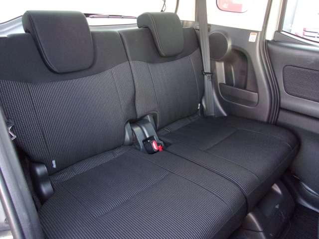 リヤシートの状態良好です。リヤシートは前後にスライドもします。