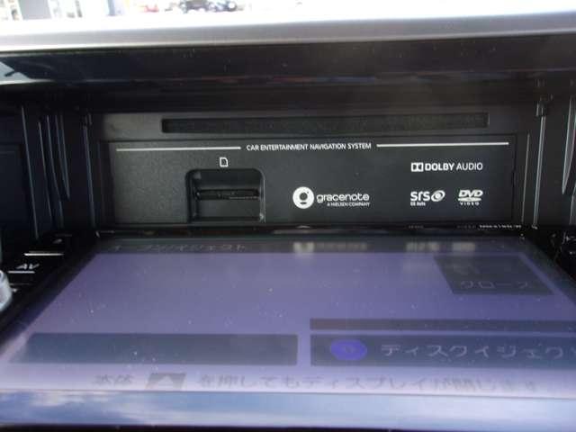 ナビのモニターパネルをオープンするとご覧のようになります。