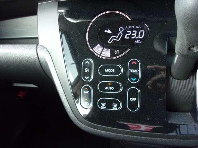 【　オートエアコン　タッチパネル式　】オートエアコンは操作性と視認性に優れたタッチパネル式。凹凸が少なく、お掃除が楽にできます。