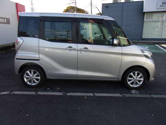 右側、オートスライドドアです。