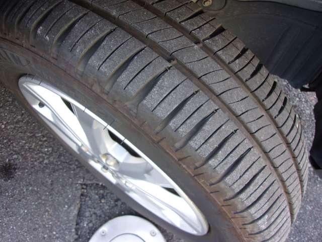 タイヤの山はこちらの画像でご確認ください。