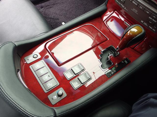 LS LS460 バージョンU Iパッケージ ユーザー買取・禁煙車・サンルーフ・マークレビンソン・マッサージ付きシート・クールBOX・全席電動冷暖付きレザーシート・ステアリングヒーター・純正ナビ・Bカメラ・フルセグTV・アルカンターラルーフ(20枚目)