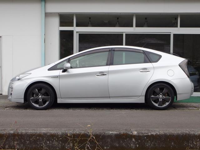 プリウス 　Ｓ　ＬＥＤエディション　ユーザー買取・禁煙車・外足回り・純正ナビ・Ｂカメラ・フルセグＴＶ・コーナーセンサー・ＬＥＤヘッド・ＥＴＣ・ツーリング用ガンメタ塗装１７インチＡＷ（3枚目）