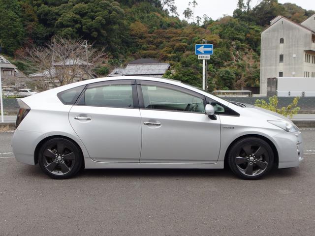 プリウス 　Ｓ　ＬＥＤエディション　ユーザー買取・禁煙車・外足回り・純正ナビ・Ｂカメラ・フルセグＴＶ・コーナーセンサー・ＬＥＤヘッド・ＥＴＣ・ツーリング用ガンメタ塗装１７インチＡＷ（4枚目）