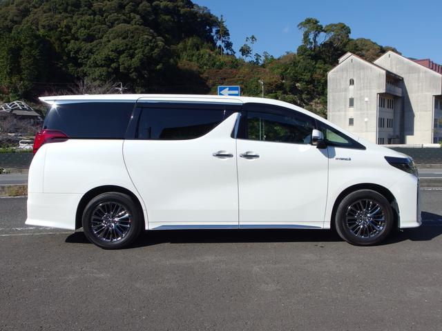 アルファードハイブリッド エグゼクティブラウンジS 1オーナー 禁煙車 ホワイト系冷暖付きレザーシート メーカーナビ JBL リアエンターテイメント デジタルインナーミラー 両側パワスラ パワーバックドア 全方位カメラ 置くだけ充電 外前後ドラレコ(6枚目)