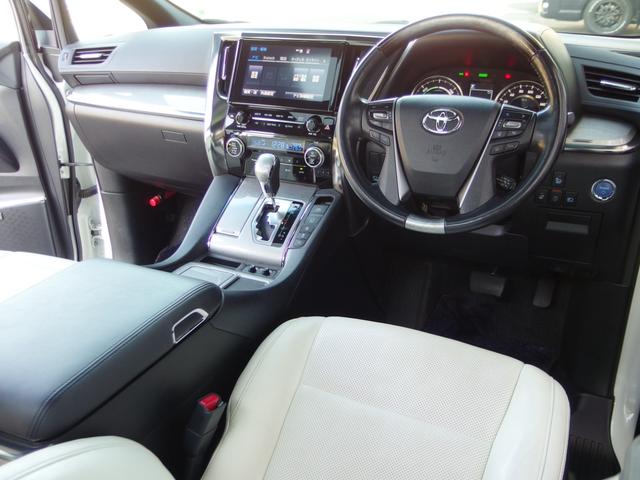 アルファードハイブリッド エグゼクティブラウンジS 1オーナー 禁煙車 ホワイト系冷暖付きレザーシート メーカーナビ JBL リアエンターテイメント デジタルインナーミラー 両側パワスラ パワーバックドア 全方位カメラ 置くだけ充電 外前後ドラレコ(10枚目)