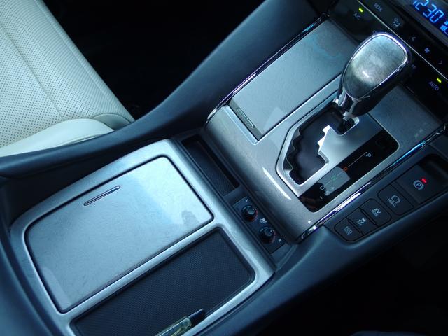 アルファードハイブリッド エグゼクティブラウンジS 1オーナー 禁煙車 ホワイト系冷暖付きレザーシート メーカーナビ JBL リアエンターテイメント デジタルインナーミラー 両側パワスラ パワーバックドア 全方位カメラ 置くだけ充電 外前後ドラレコ(26枚目)
