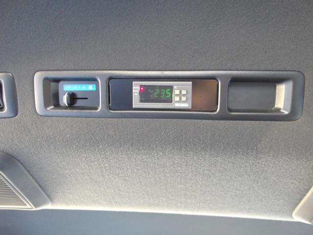 ハイエースバン スーパーＧＬ　ダークプライムＩＩ　４ＷＤ　ディーゼルターボ　ワンオーナー　ユーザー買取　外ナビ　フルセグ　Ｂカメラ　キーフリー＆プッシュスタート　ＬＥＤライト　ＥＴＣ　純１６ＡＷ　ウッドコンビハンドル　両側パワースライドドア（17枚目）