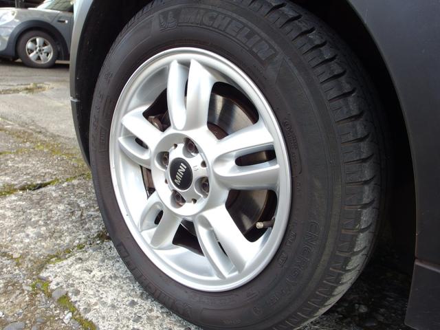 ＭＩＮＩ クーパー　１オーナー　ユーザー買取　禁煙車　外ナビ　ＤＴＶ　純１５ＡＷ　ＨＩＤヘッドライト　キーフリー（10枚目）