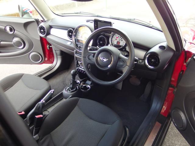 ＭＩＮＩ クーパー　１オーナー　ユーザー買取　禁煙車　外ナビ　ＤＴＶ　純１５ＡＷ　ＨＩＤヘッドライト　キーフリー（12枚目）