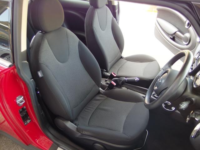 ＭＩＮＩ クーパー　１オーナー　ユーザー買取　禁煙車　外ナビ　ＤＴＶ　純１５ＡＷ　ＨＩＤヘッドライト　キーフリー（13枚目）