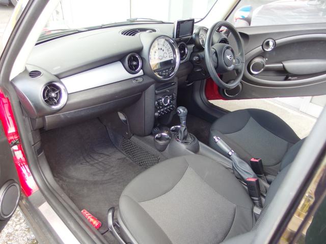 ＭＩＮＩ クーパー　１オーナー　ユーザー買取　禁煙車　外ナビ　ＤＴＶ　純１５ＡＷ　ＨＩＤヘッドライト　キーフリー（21枚目）
