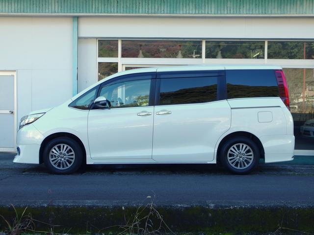 エスクァイア Ｇｉ　ユーザー買取・禁煙車・ワンオーナー・純エアロ・純フリップダウンモニター・クルコン・レーダーブレーキ・ＥＴＣ・ヒーター付き黒レザーシート・ＬＫＡ・純ワイドナビ・Ｂカメラ・フルセグＴＶ・両側パワスラ（3枚目）