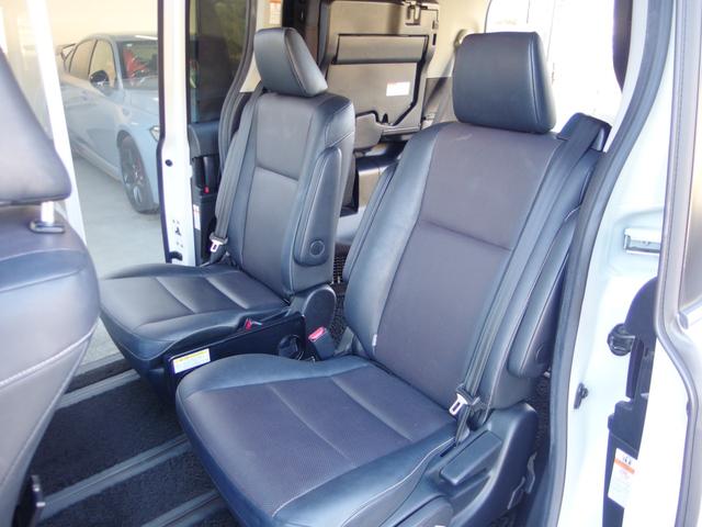 エスクァイア Ｇｉ　ユーザー買取・禁煙車・ワンオーナー・純エアロ・純フリップダウンモニター・クルコン・レーダーブレーキ・ＥＴＣ・ヒーター付き黒レザーシート・ＬＫＡ・純ワイドナビ・Ｂカメラ・フルセグＴＶ・両側パワスラ（8枚目）