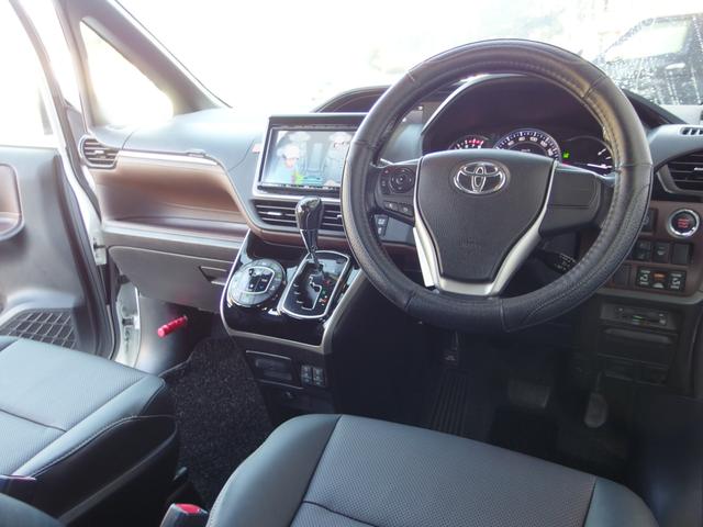 エスクァイア Ｇｉ　ユーザー買取・禁煙車・ワンオーナー・純エアロ・純フリップダウンモニター・クルコン・レーダーブレーキ・ＥＴＣ・ヒーター付き黒レザーシート・ＬＫＡ・純ワイドナビ・Ｂカメラ・フルセグＴＶ・両側パワスラ（12枚目）