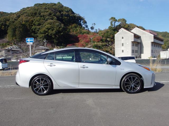 プリウス Aツーリングセレクション マイナー後モデル メーカー縦型ナビ フルセグ Bカメラ ETC2.0 ヒーター付き電動レザーシート レーダークルーズ・ブレーキ キーフリープッシュスタート 外18インチAW 禁煙車(11枚目)