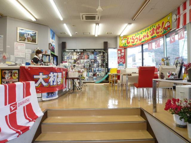 シエンタ Ｇ　クエロ　両側電動ドア　純正９型ＳＤナビ　地デジＴＶ　ＤＶＤ　全周囲カメラ　衝突軽減　禁煙車　ハーフレザーシート　シートヒーター　コーナーセンサー　スマートキー２個　ＬＥＤヘッドライト　ＥＴＣ　ワンオーナー（6枚目）