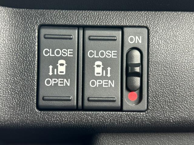 ステップワゴンスパーダ スパーダホンダセンシング　禁煙車・ワンオーナー・デカナビ・ＥＴＣ　助手席エアバッグ　ワンオーナ－　Ｗパワスラ　リアオートエアコン　地デジ　サイドエアバッグ　ＬＥＤライト　横滑り防止システム　オートエアコン　リアカメラ　ＵＳＢ（8枚目）