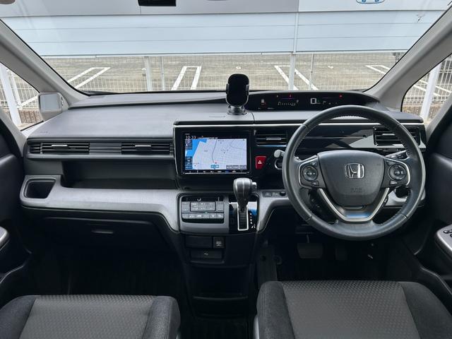 ステップワゴンスパーダ スパーダホンダセンシング　禁煙車・ワンオーナー・デカナビ・ＥＴＣ　助手席エアバッグ　ワンオーナ－　Ｗパワスラ　リアオートエアコン　地デジ　サイドエアバッグ　ＬＥＤライト　横滑り防止システム　オートエアコン　リアカメラ　ＵＳＢ（10枚目）