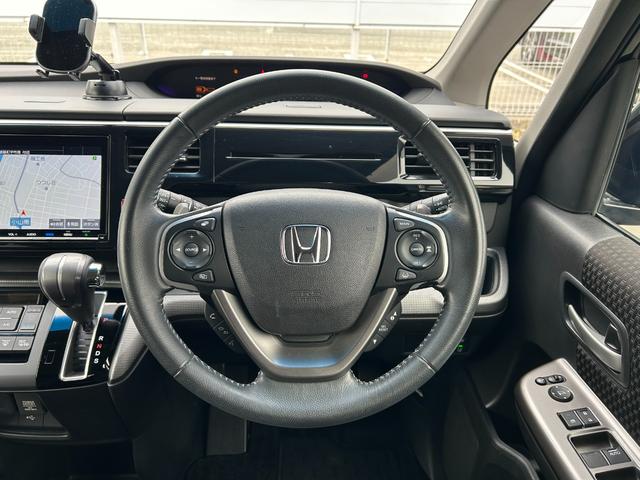 ステップワゴンスパーダ スパーダホンダセンシング　禁煙車・ワンオーナー・デカナビ・ＥＴＣ　助手席エアバッグ　ワンオーナ－　Ｗパワスラ　リアオートエアコン　地デジ　サイドエアバッグ　ＬＥＤライト　横滑り防止システム　オートエアコン　リアカメラ　ＵＳＢ（11枚目）