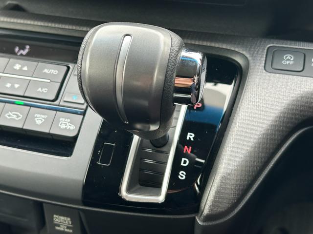 ステップワゴンスパーダ スパーダホンダセンシング　禁煙車・ワンオーナー・デカナビ・ＥＴＣ　助手席エアバッグ　ワンオーナ－　Ｗパワスラ　リアオートエアコン　地デジ　サイドエアバッグ　ＬＥＤライト　横滑り防止システム　オートエアコン　リアカメラ　ＵＳＢ（19枚目）