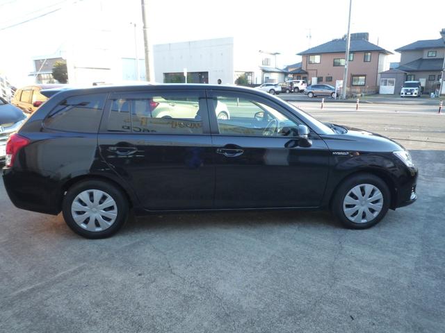 カローラフィールダー ハイブリッドＧ　フルセグナビテレビ　ＥＴＣ　バックカメラ　プッシュスタート　ステアリングリモコン（6枚目）