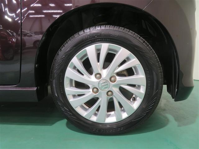 純正アルミホイール装着。スチールホイールより重量が軽いため、燃費や走行性能が向上するアイテムです。