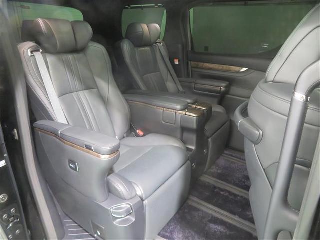 二列目はセパレートシートとなっており、車内とは思えない座り心地です。