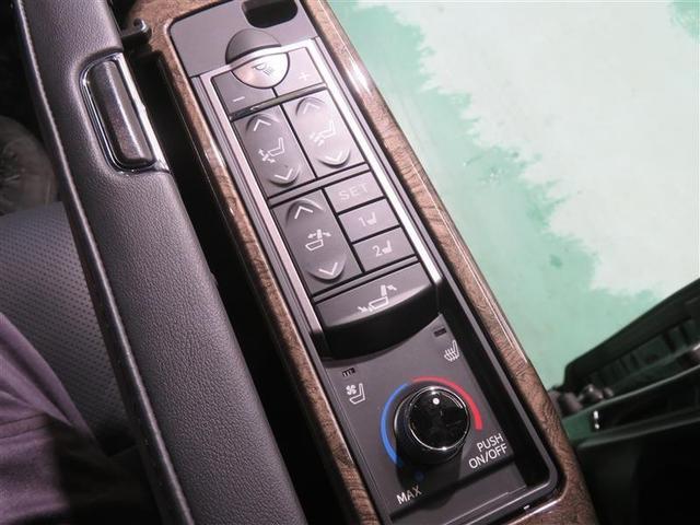 二列目シートからも、シートエアコンや電動リクライニングの操作が可能です。