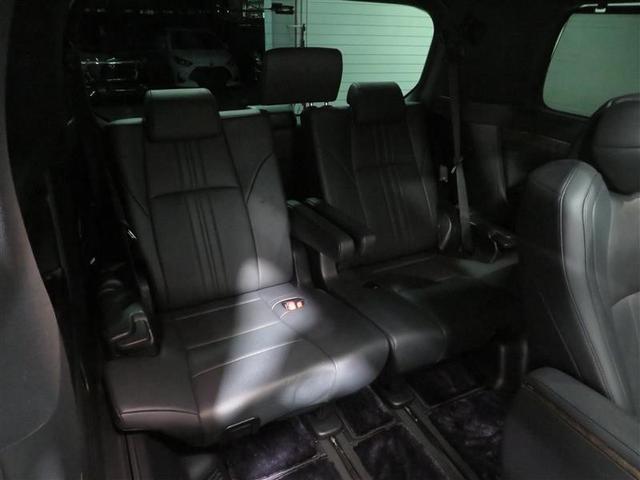 ウォークスルーで三列目シートはアクセス良好、快適に座れるよう設計されています。