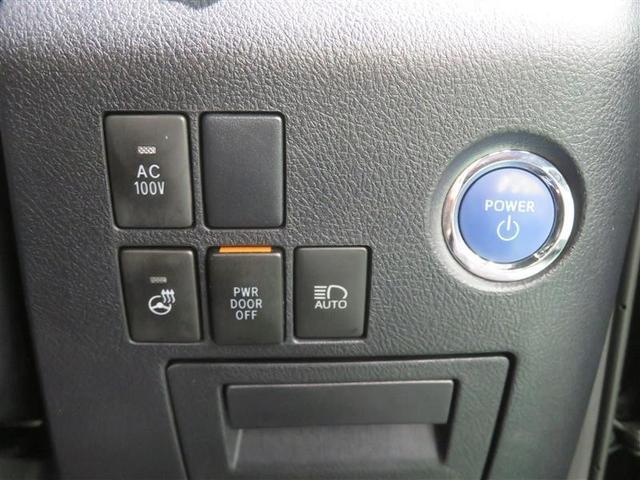 プッシュスタートスイッチでエンジン始動。スマートキーがあれば、ドアロックの操作も遠隔で行えます。