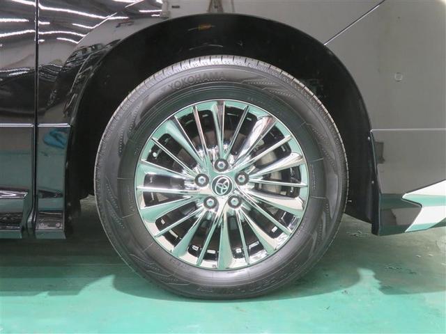 純正アルミホイール装着。スチールホイールより重量が軽いため、燃費や走行性能が向上するアイテムです。