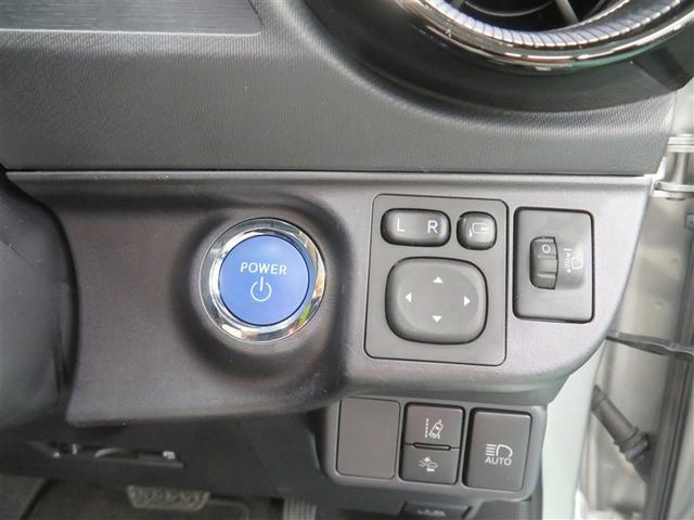 プッシュスタートスイッチでエンジン始動。スマートキーがあれば、ドアロックの操作も遠隔で行えます。