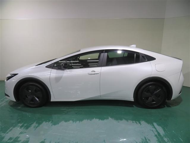 プリウス Ｕ　衝突回避システム　ＬＥＤ　Ｂモニター　ドライブレコーダー　クルーズコントロール　スマートキー　ＥＴＣ車載器　キーレス　盗難防止システム　サイドエアバッグ　横滑り防止装置付き　記録簿　テレビ　ＡＡＣ（2枚目）