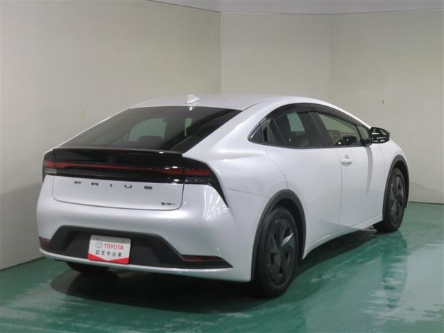 プリウス Ｕ　衝突回避システム　ＬＥＤ　Ｂモニター　ドライブレコーダー　クルーズコントロール　スマートキー　ＥＴＣ車載器　キーレス　盗難防止システム　サイドエアバッグ　横滑り防止装置付き　記録簿　テレビ　ＡＡＣ（3枚目）