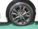 純正アルミホイール装着。スチールホイールより重量が軽いため、燃費や走行性能が向上するアイテムです。