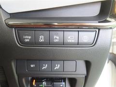 お好みのシートポジションを記憶させ、ボタンひとつで呼び出すことができます。ドライバーが替わる時、すぐシートを合わせられます。 6