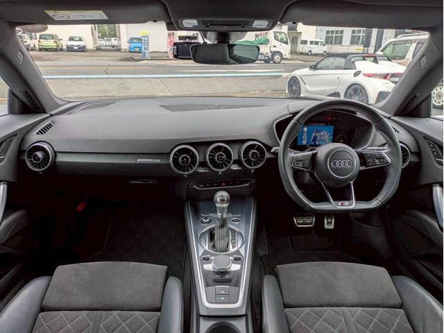 ＴＴクーペ ４０ＴＦＳＩ　Ｓラインパッケージ　バーチャルコックピット　純正ナビ　フルセグＴＶ　バックモニター　コンフォートＰＫＧ　マトリクスＬＥＤ　プライバシーガラス　クリアランスソナー　シートヒーター　２．０ＥＴＣ　可変リアスポイラー　禁煙車（10枚目）